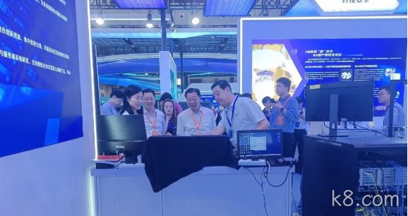 玉溪市委常委、常务副市长潘学元莅临k8.com展台看望研发团队并给予关心慰问